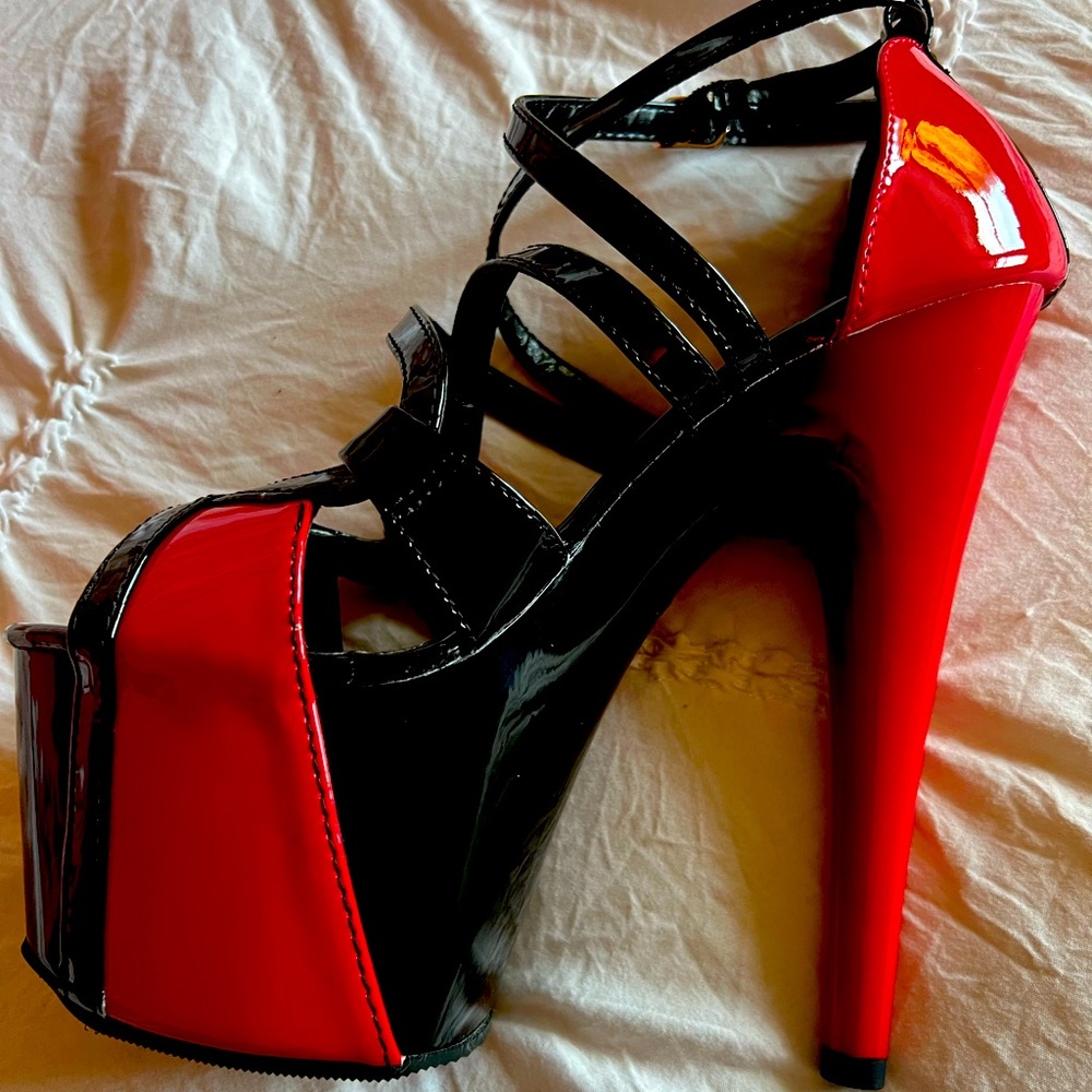 Pleasers Size 7 brand-new never worn!